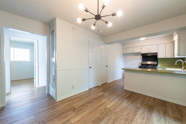 Foto del edificio - 5900 Glen Meadow Dr