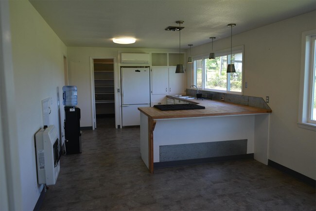Building Photo - 1099 Elkhead Rd