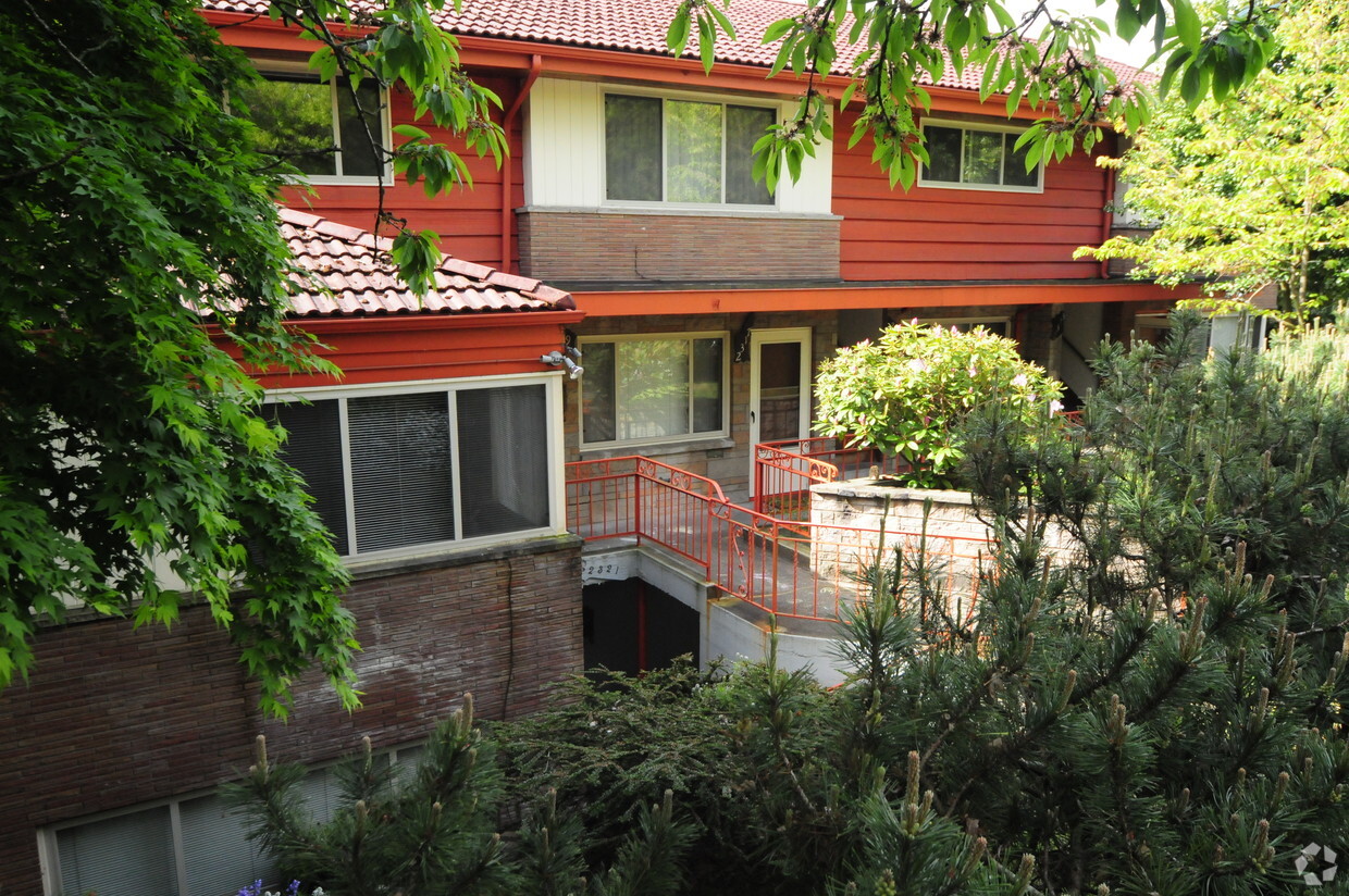 Primary Photo - Parkway Apartments