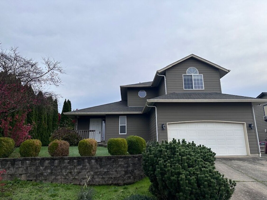 Foto principal - Three bedroom home in Hazel Dell nieghborhood