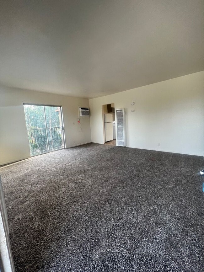 Building Photo - SPACIOUS THIRD LEVEL 2 BED 1 BATH UPSTAIRS END UNIT THAT OVER LOOKS THE CITY
