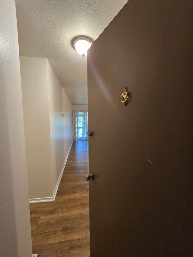 Foto del edificio - Beautifully Renovated Condo With Huge Balcony!