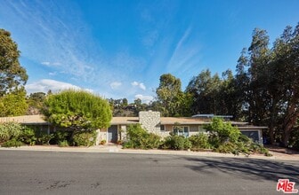 Building Photo - 1104 Casiano Rd
