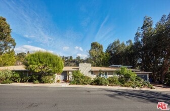 Building Photo - 1104 Casiano Rd