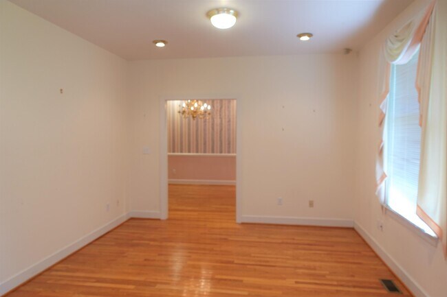 Building Photo - 1000 Meadow Ln