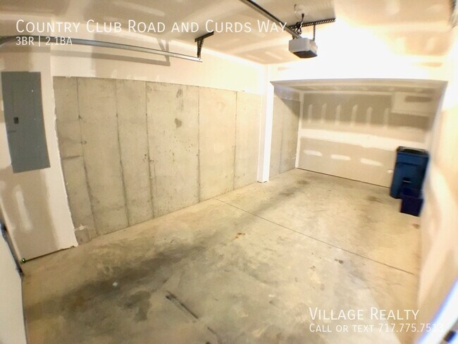Building Photo - Spacious 3 bed, 2.5 bath Townhome with Gar...