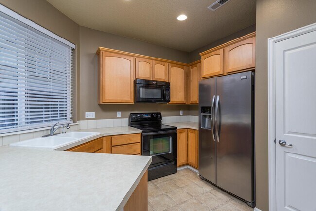 Kitchen w/pantry - 11646 SW Willet Ter
