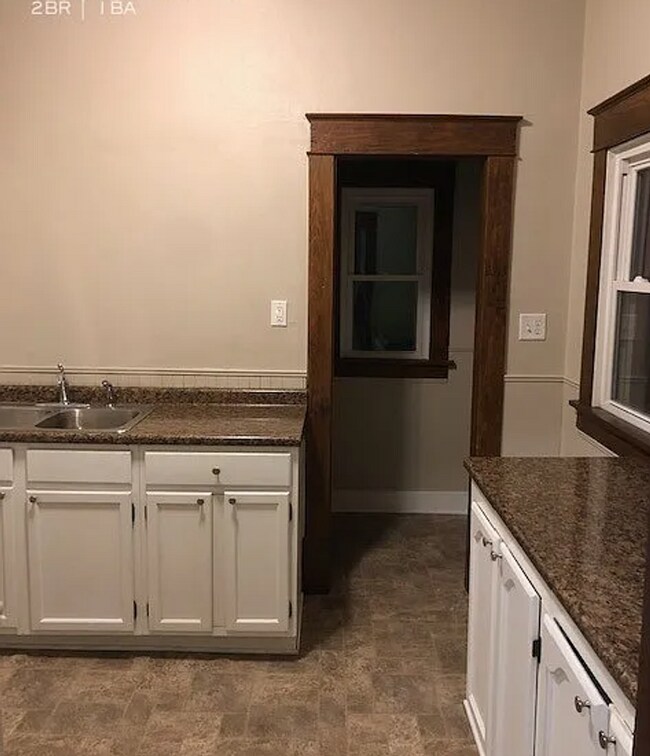 Building Photo - 2 Bedroom Home with Detached Garage, Fenced Yard + Pet Friendly!