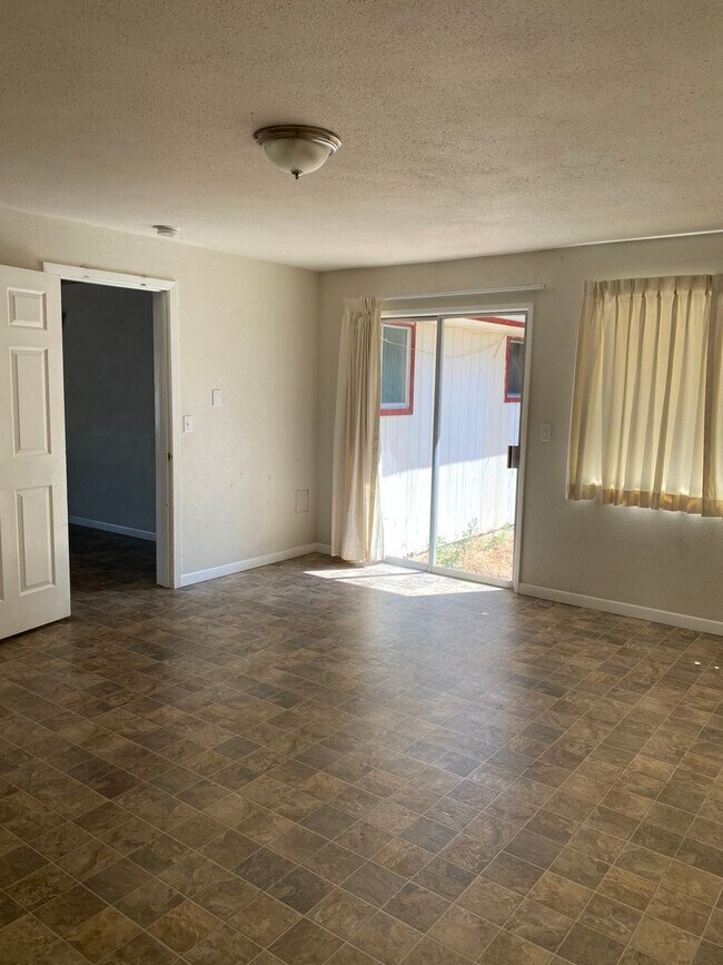 Building Photo - Charming 5-Bedroom Home with Backyard - Cl...