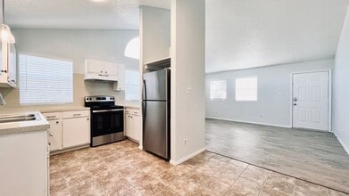 Building Photo - 8813 Pineridge Dr