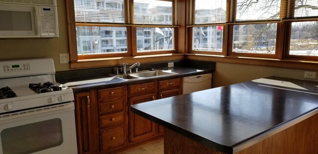 Foto del edificio - 218 N Lake Rd