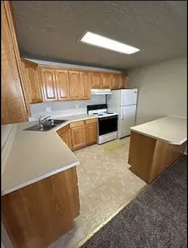 Building Photo - Springtree Gardens Condo