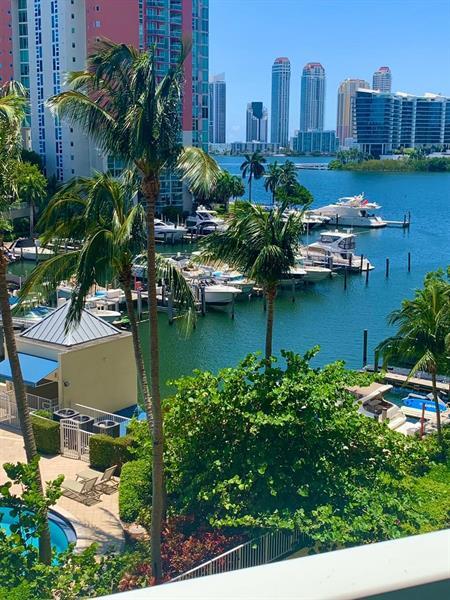 Foto del edificio - 3340 NE 190th St