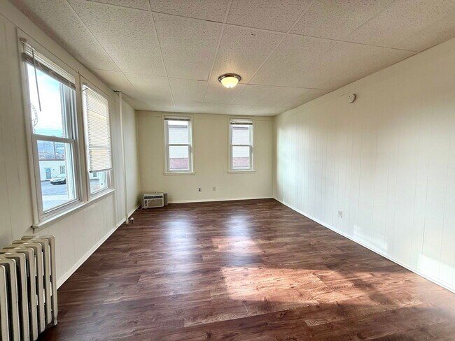 Foto del edificio - 305 S Front St