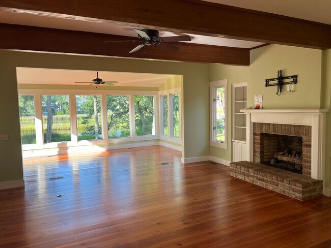 Building Photo - Gorgeous Marsh Views in Moss Creek!