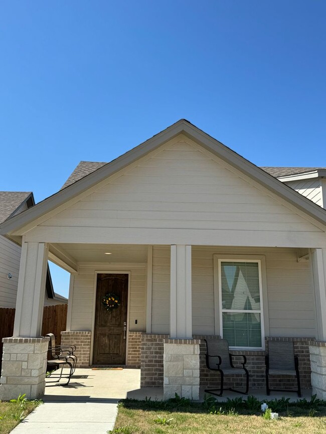 Building Photo - 3/2 - Godley ISD - HOME for the Holidays