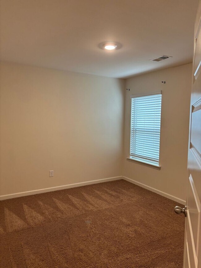 Building Photo - Spacious 4BR House in McDonough