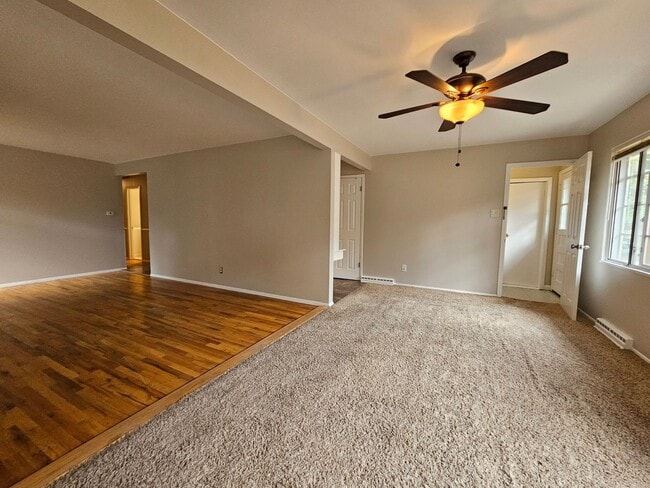 Foto del edificio - Virginia Village 4 Bed 3 Baths Large Yard Attached Garage Super Spacious!