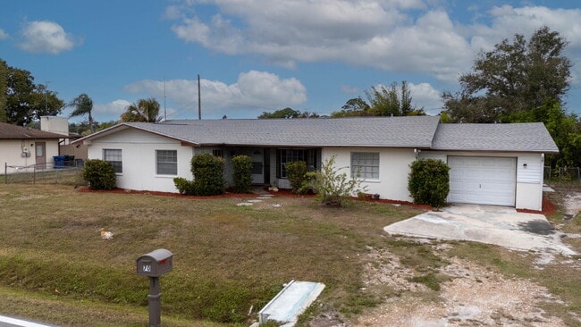 Foto del edificio - Recently painted 4BR/3BA home with tile floors throughout, fenced yard, detached garage, and prim...