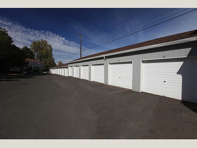 Foto del edificio - Mid-Century Style in Tranquil Landscaped S...