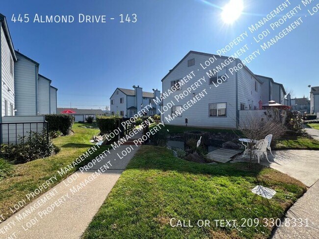 Foto del edificio - 445 Almond Dr