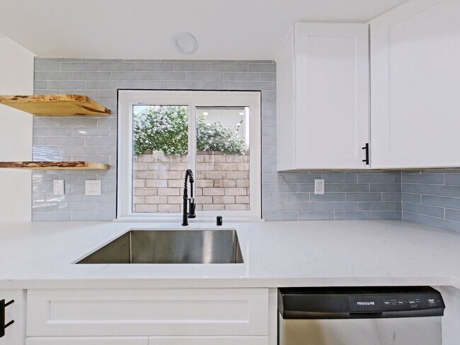 Building Photo - Beautifully remodeled 3 bed / 2.5 bathroom...
