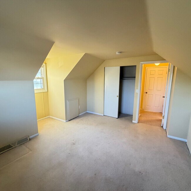 Building Photo - Four Bedroom Home in Forest Hills Schools!