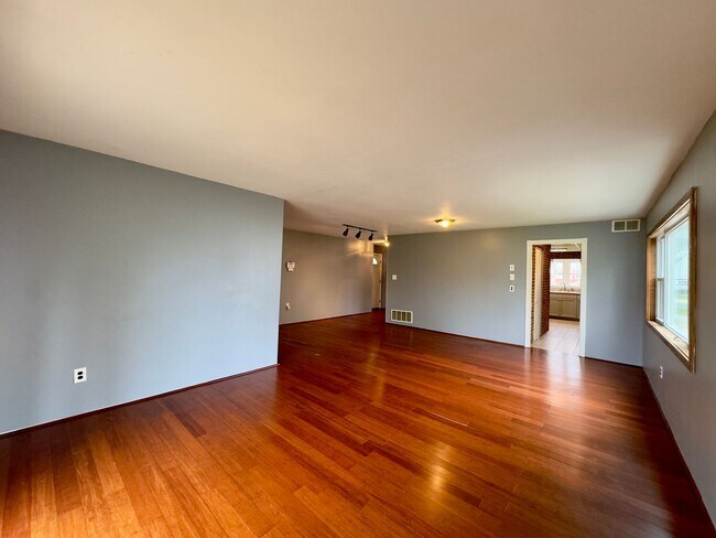 Foto del edificio - Charming 3-Bedroom Townhome with Spacious ...