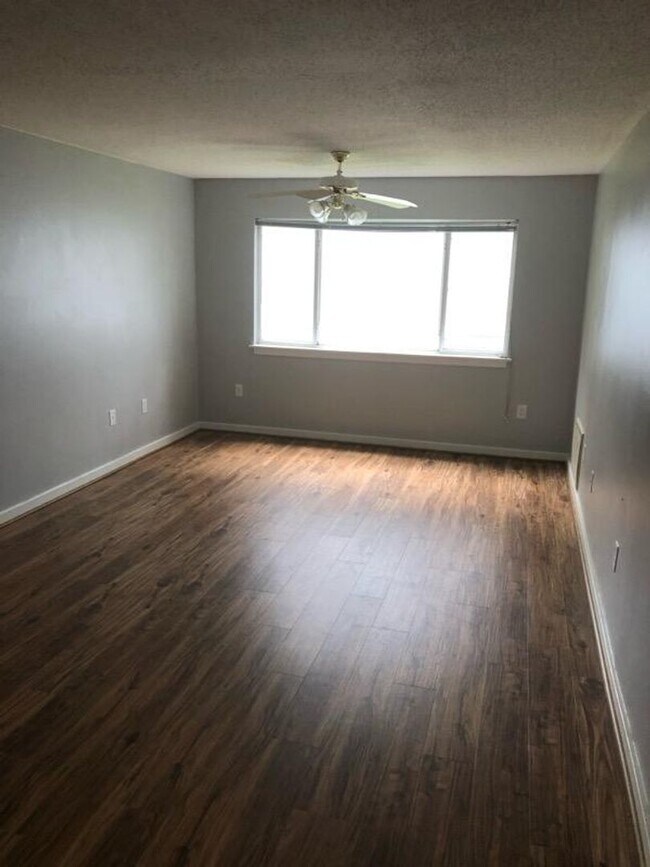 Foto del edificio - 2 bed condo for rent in the city near William and Mary College