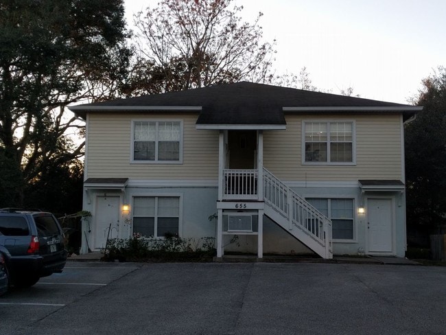 Building Photo - 2Br 1 Ba end unit