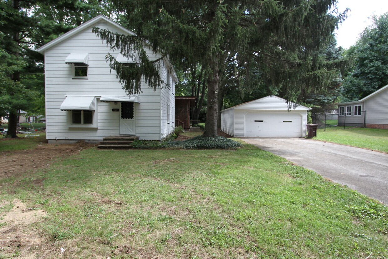 FRONT-FULL HOUSE - 7407 Parker Dr