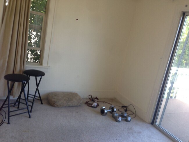 Building Photo - Nice 6 bed/2baths-2 kitchens and 2 set washer/dryer house for rent.