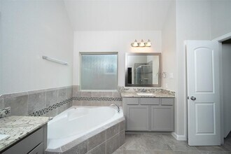 Building Photo - 2011 Royal Landing Dr