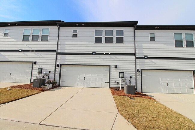 Building Photo - Elevated Townhome Living in Harrisburg