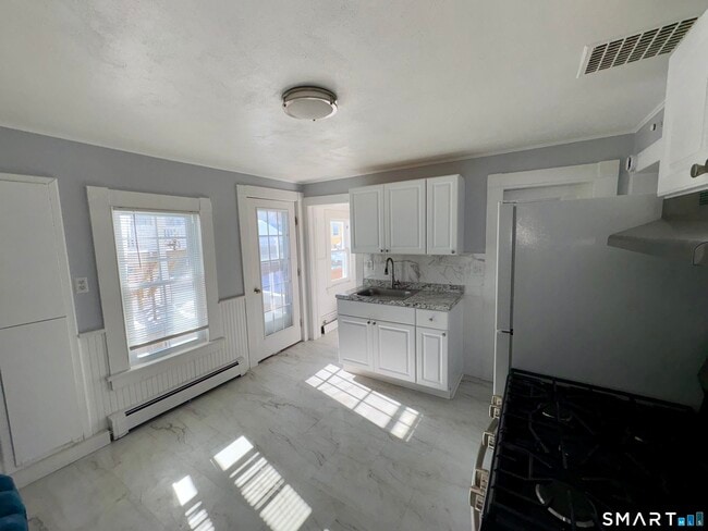 Building Photo - 24 Iowa St