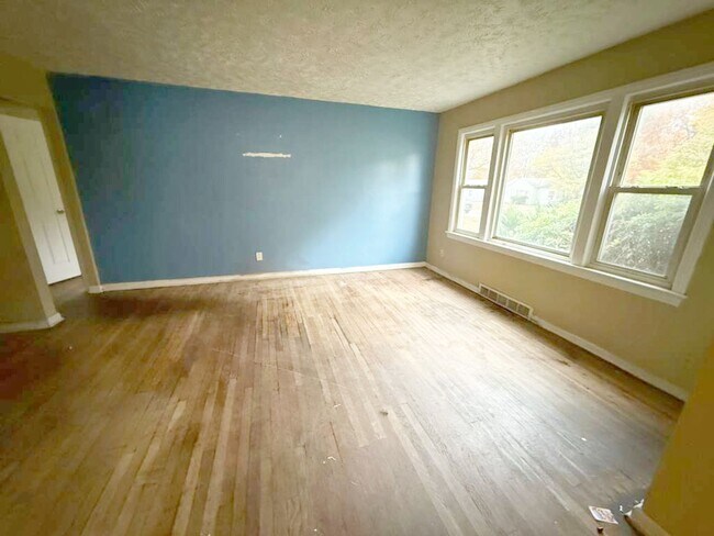 Foto del edificio - 3 BED, 1 BATH BEAUTIFUL SINGLE-FAMILY HOME IN CLEVELAND!