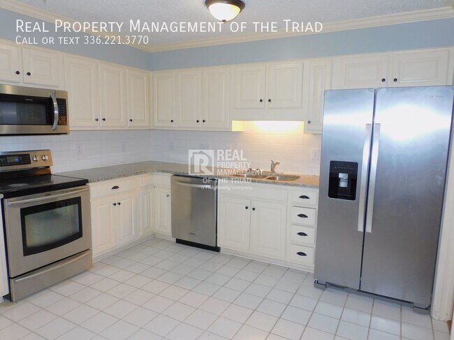 Building Photo - *MOVE IN SPECIAL* Lovely Oak Ridge Meadows...