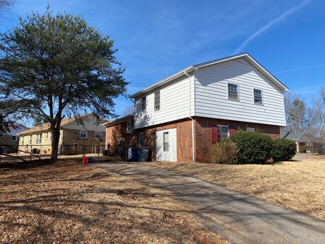 Foto del edificio - 243 St Matthews Ln