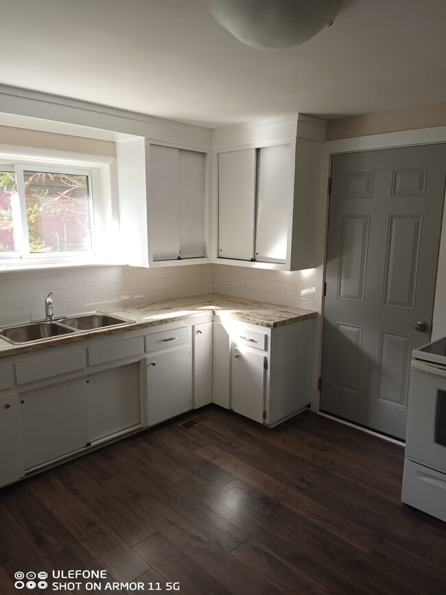 Building Photo - 2 Bed / 1 Bath Detached Home – $1,799 + Ut...