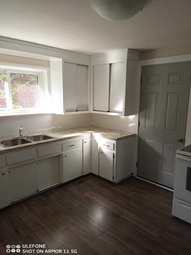 Photo du bâtiment - 2 Bed / 1 Bath Detached Home – $1,799 + Ut...