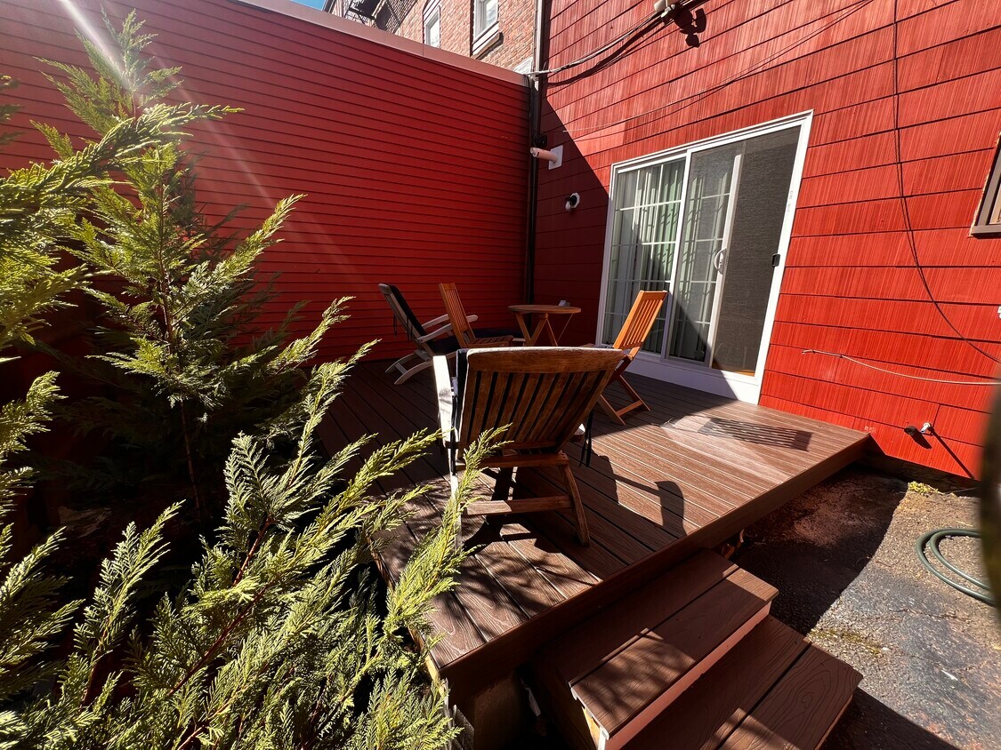 Foto principal - 245 E St
