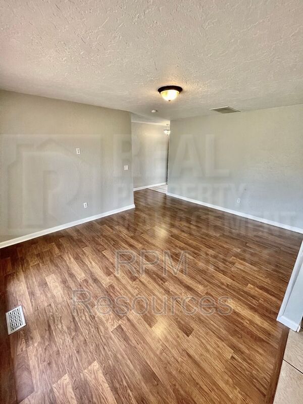 Building Photo - 2800 Wanetta Ave