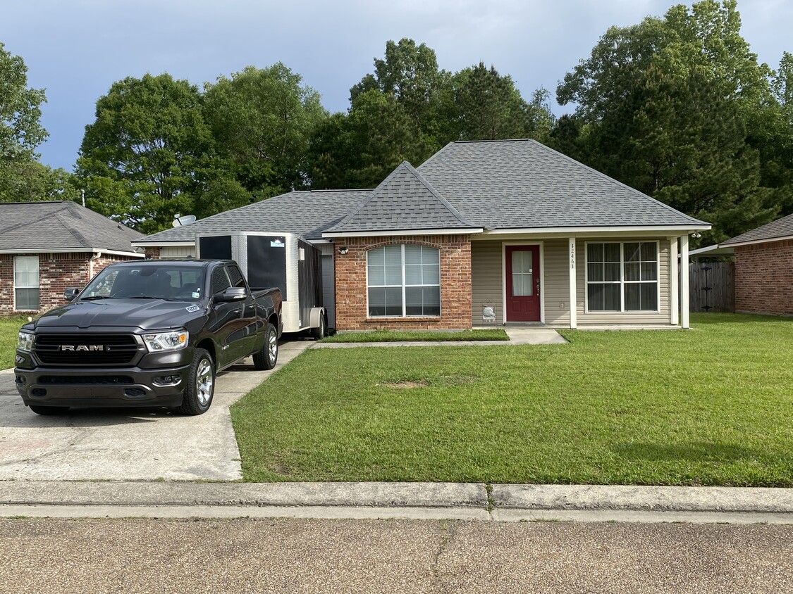 Half brick half vinyl along with a new roof. - 12461 Havenwood Dr