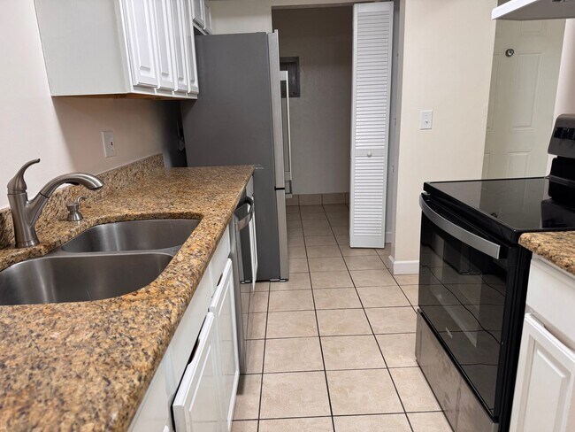 Building Photo - SW Gainesville Condo