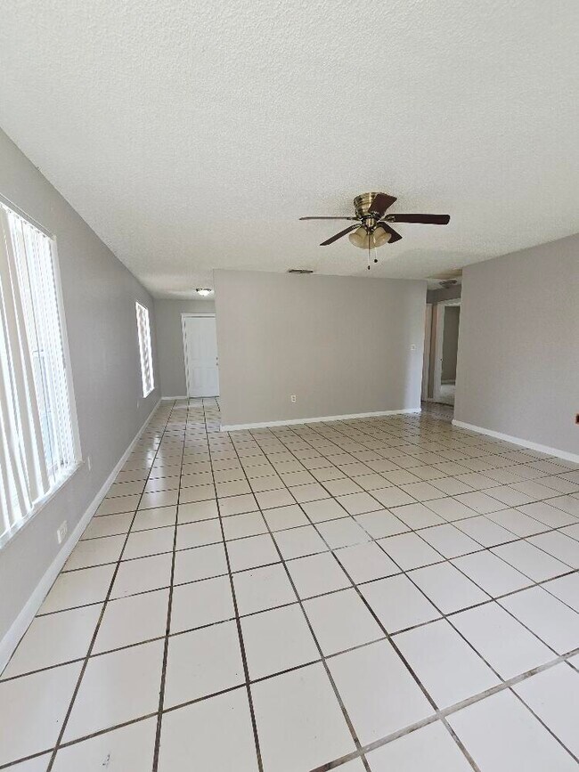 Building Photo - 1710 E Breezy Ln