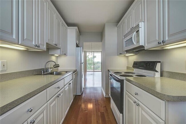 Building Photo - 250 Jacaranda Dr
