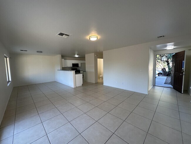 Building Photo - 723 W Ash Ridge Dr