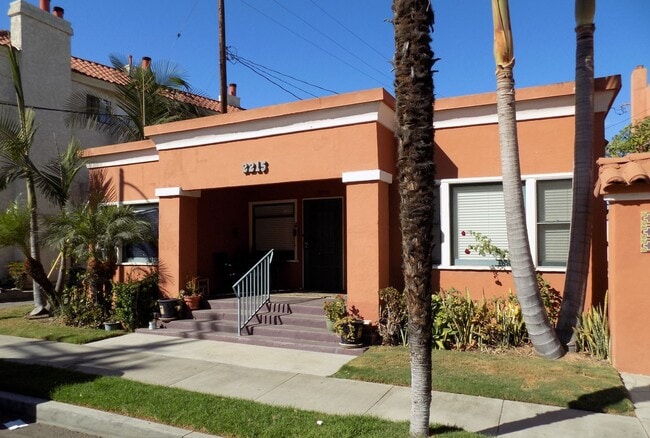 Building Photo - SPACIOUS 1 BEDROOM 1 BATH DOWNSTAIRS JUST ...