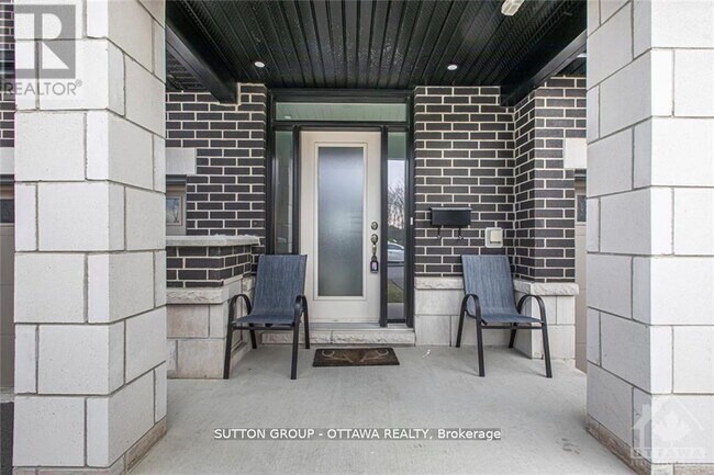 Building Photo - 634 Putney Cres