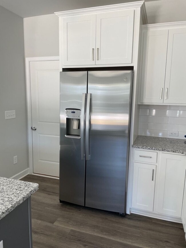 Building Photo - Beautiful Townhome in Downtown Wake Forest